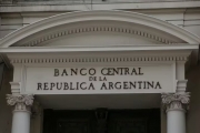 El Banco Central bajó la tasa de referencia del 110% al 80% y liberó el interés de los plazos fijos